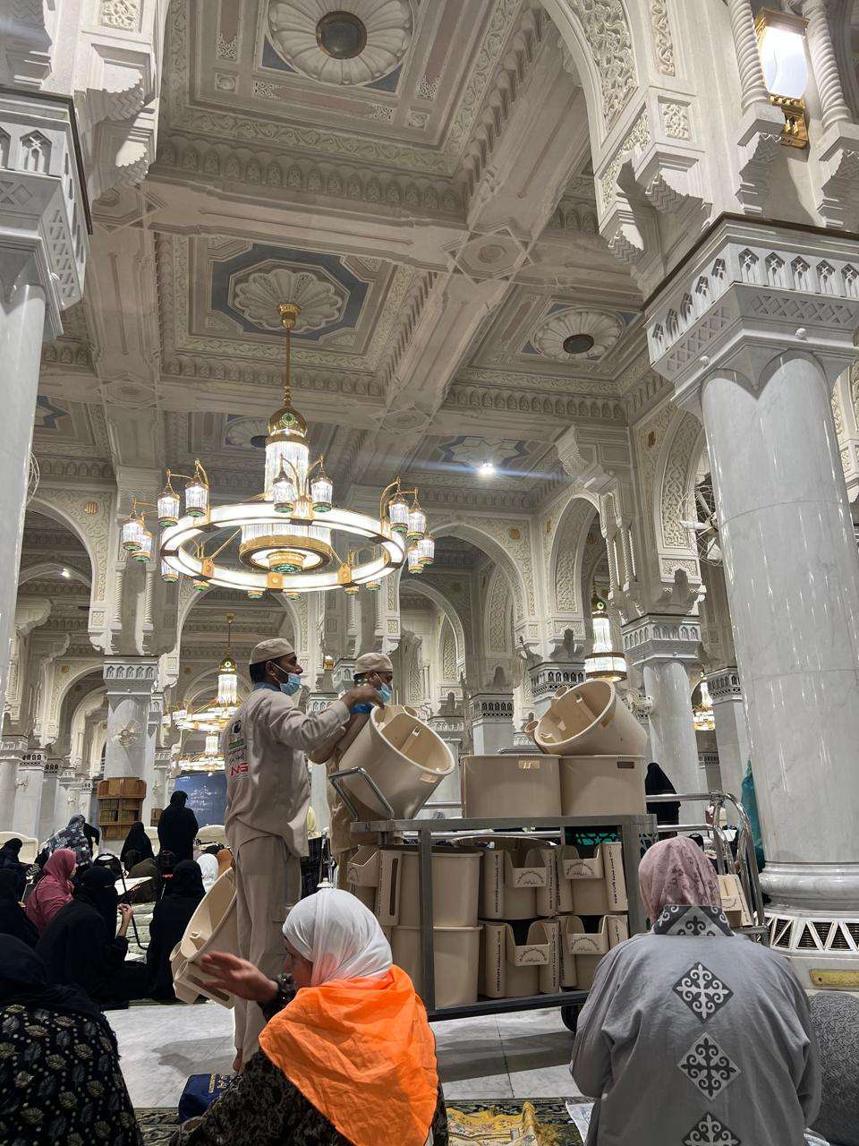 Pembagian takjil di masjidil haram