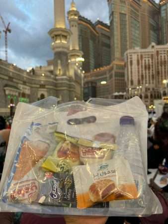 Pembagian takjil di masjidil haram