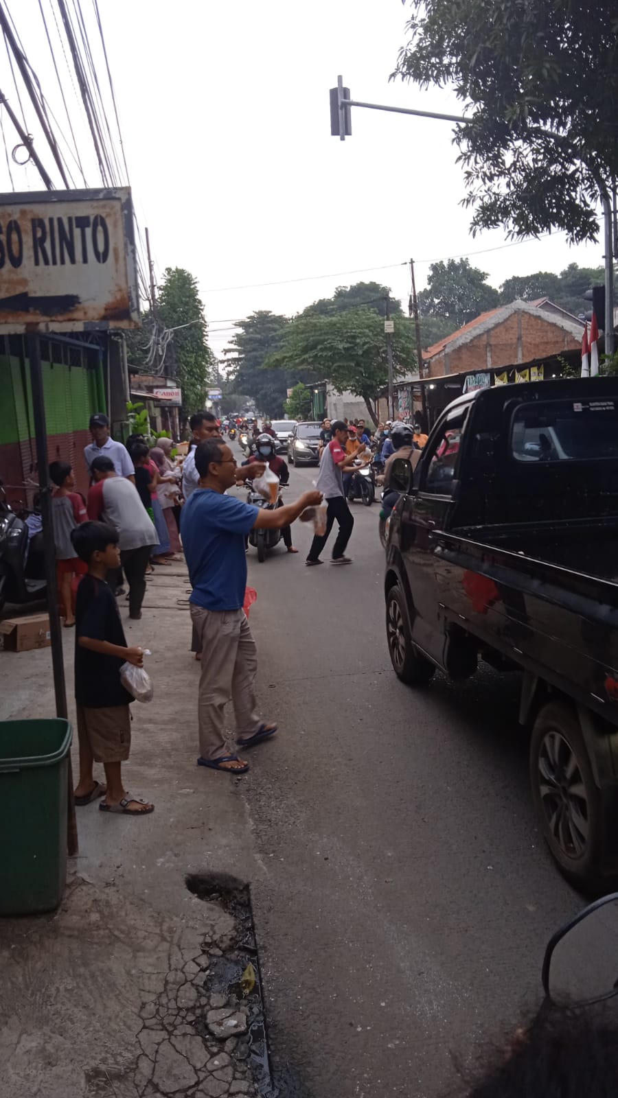 berbagi takjil gratis warga royal 4 bekasi bekasi 2'