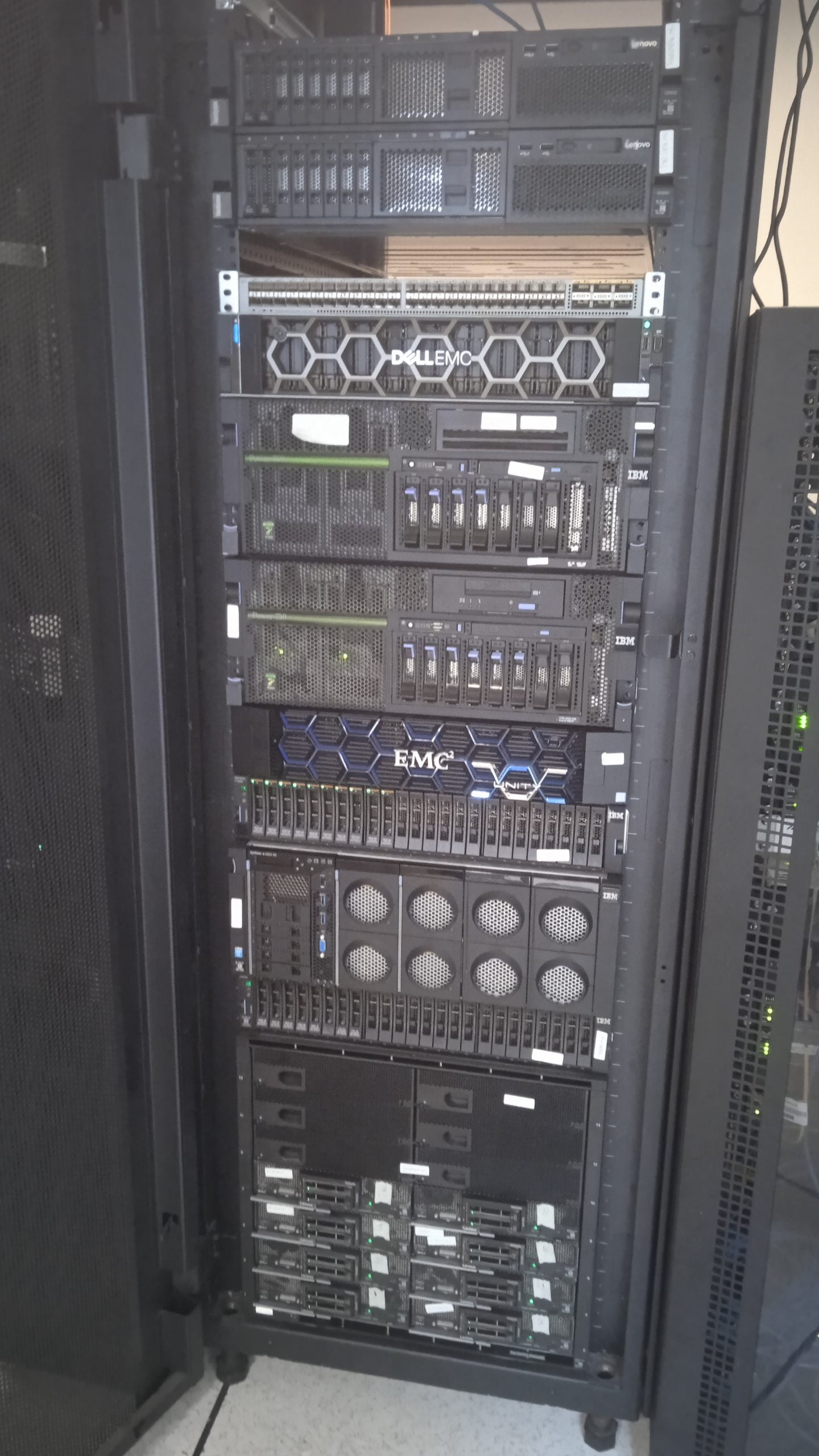 Investasi Data Center di Indonesia: Tantangan dan Peluang dalam Menarik Perusahaan Teknologi Global 2 Investasi data center di Indonesia