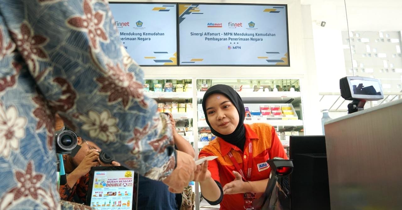 tukang parkir alfamart