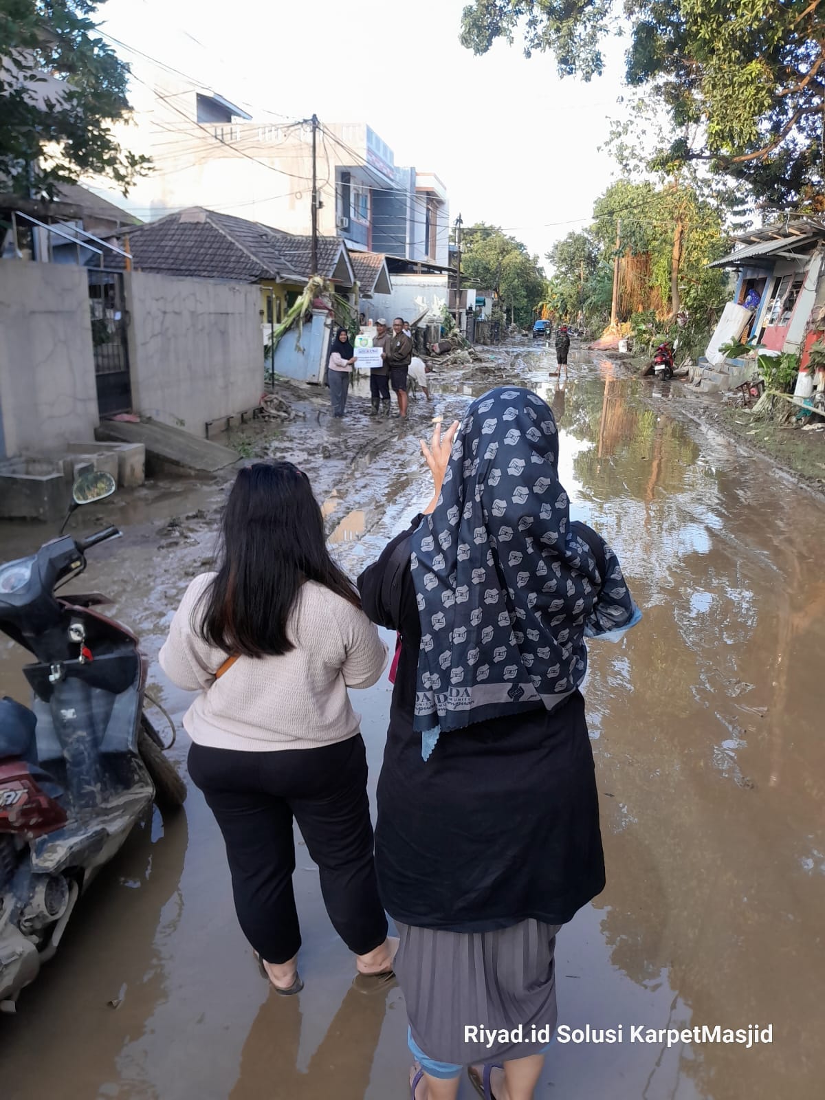 Penyaluran Donasi Korban Banjir Bekasi Bersama TDA Bekasi di Lokasi Terdampak Banjir Bekasi 20 donasi korban banjir bekasi