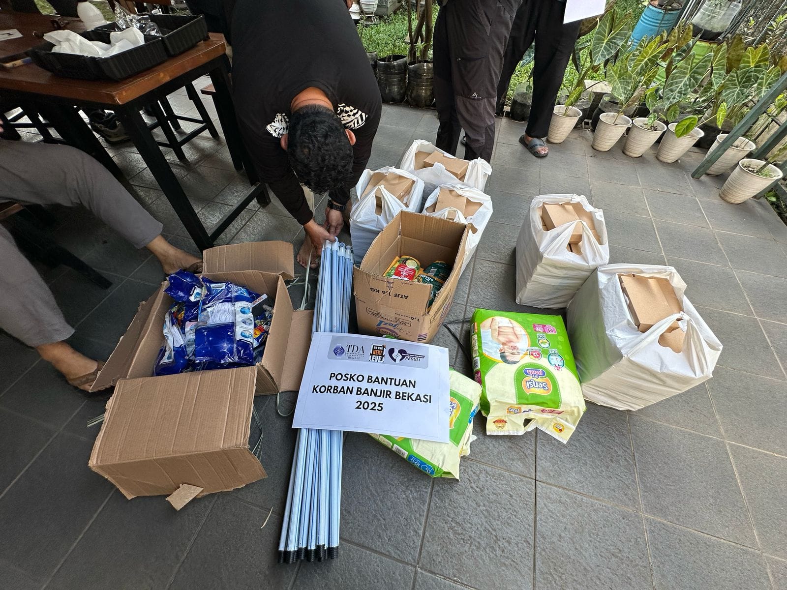 Penyaluran Donasi Korban Banjir Bekasi Bersama TDA Bekasi di Lokasi Terdampak Banjir Bekasi 18 donasi korban banjir bekasi
