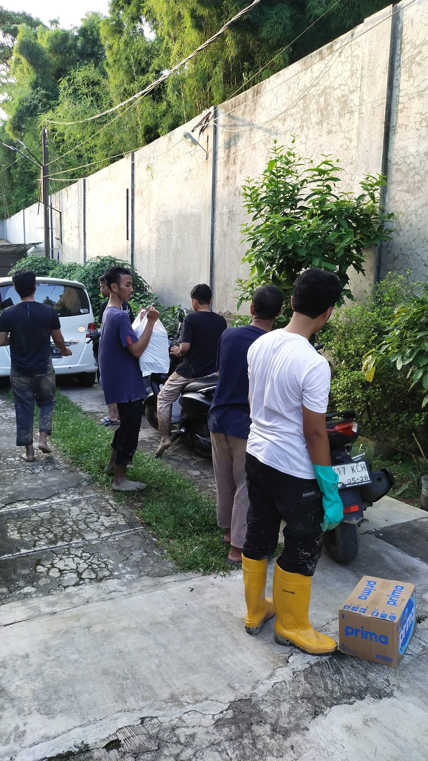 Penyaluran Donasi Korban Banjir Bekasi Bersama TDA Bekasi di Lokasi Terdampak Banjir Bekasi 14 donasi korban banjir bekasi
