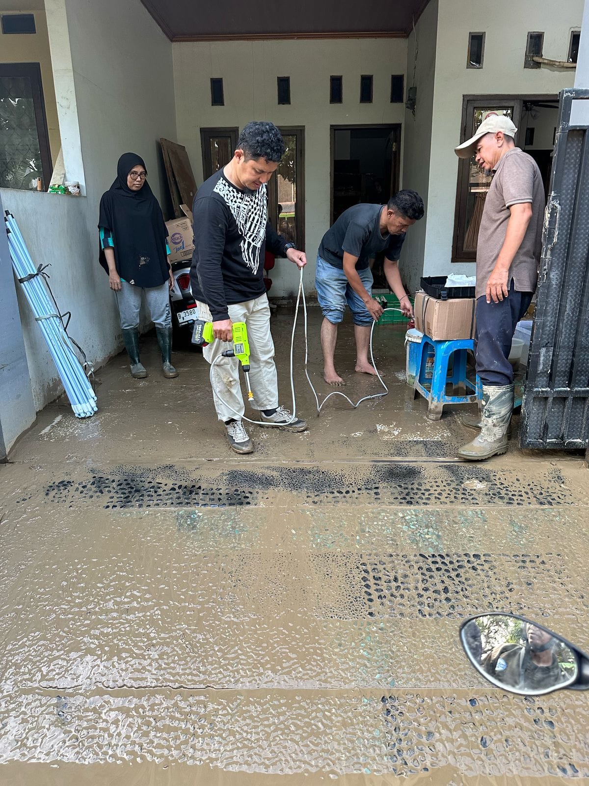 Penyaluran Donasi Korban Banjir Bekasi Bersama TDA Bekasi di Lokasi Terdampak Banjir Bekasi 4 donasi korban banjir bekasi