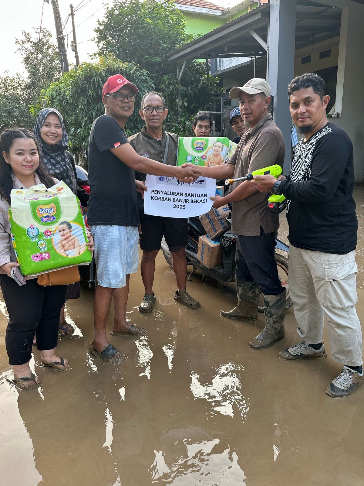 Penyaluran Donasi Korban Banjir Bekasi Bersama TDA Bekasi di Lokasi Terdampak Banjir Bekasi 5 donasi korban banjir bekasi