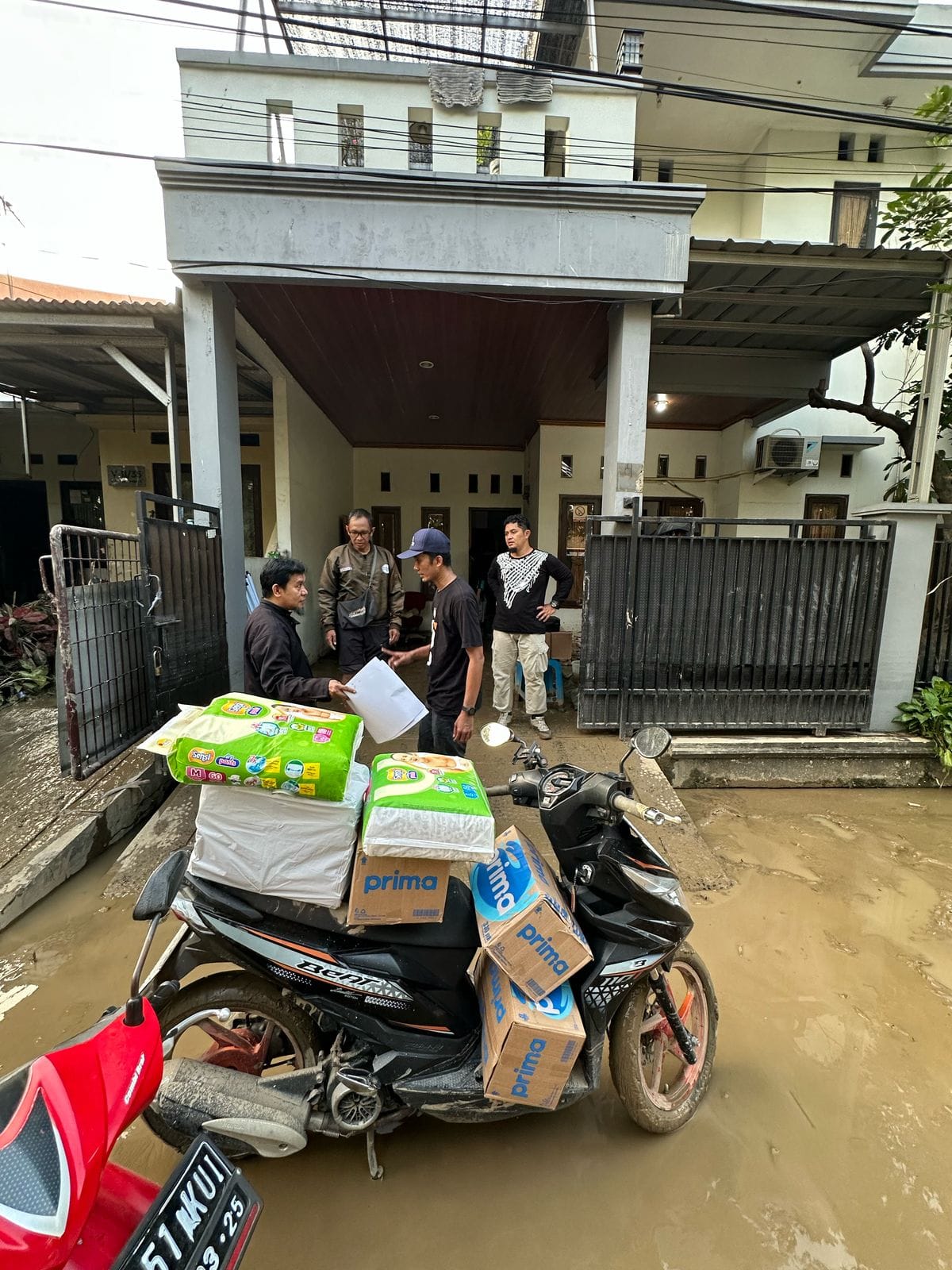 Penyaluran Donasi Korban Banjir Bekasi Bersama TDA Bekasi di Lokasi Terdampak Banjir Bekasi 7 donasi korban banjir bekasi