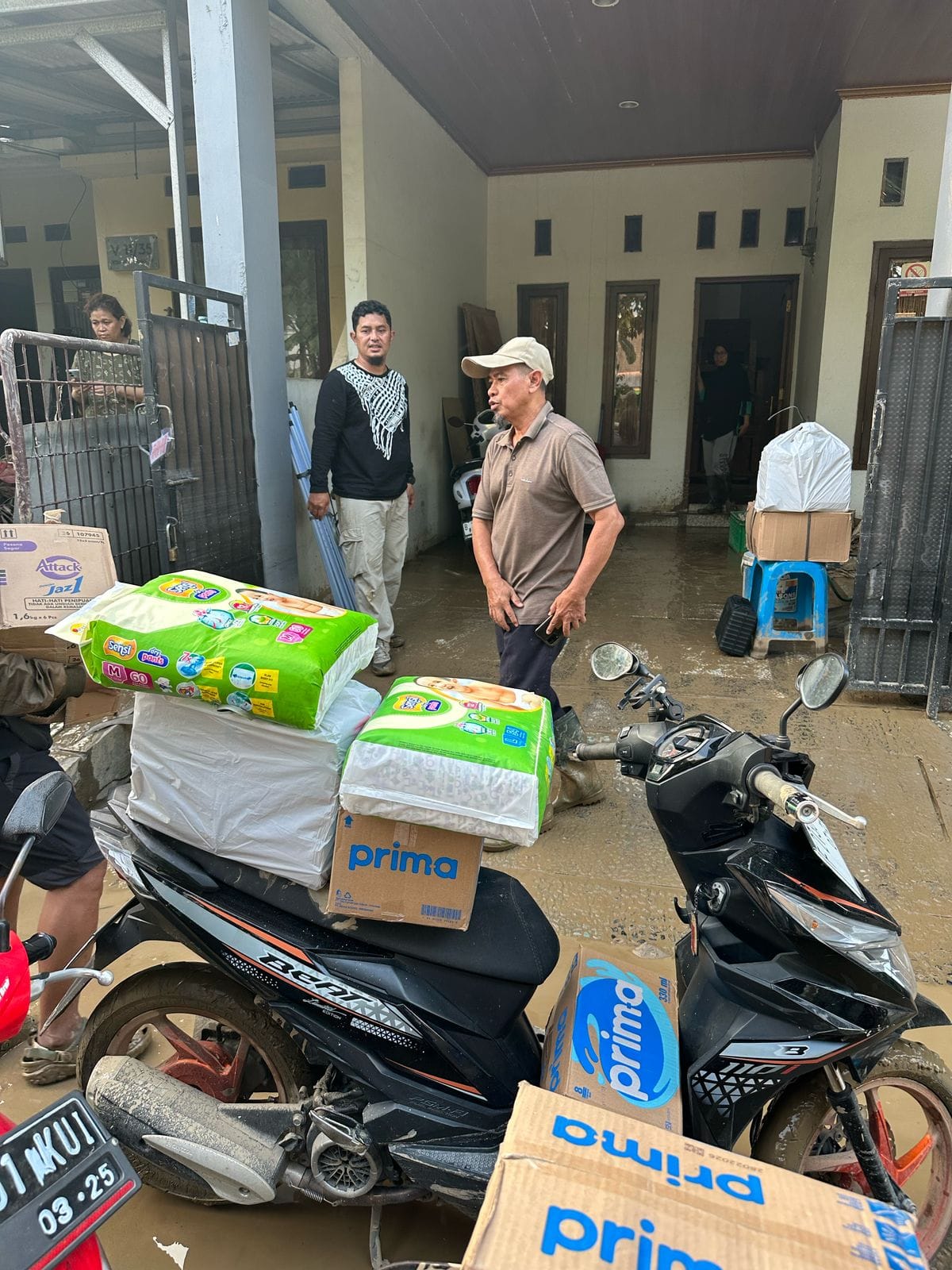 Penyaluran Donasi Korban Banjir Bekasi Bersama TDA Bekasi di Lokasi Terdampak Banjir Bekasi 8 donasi korban banjir bekasi