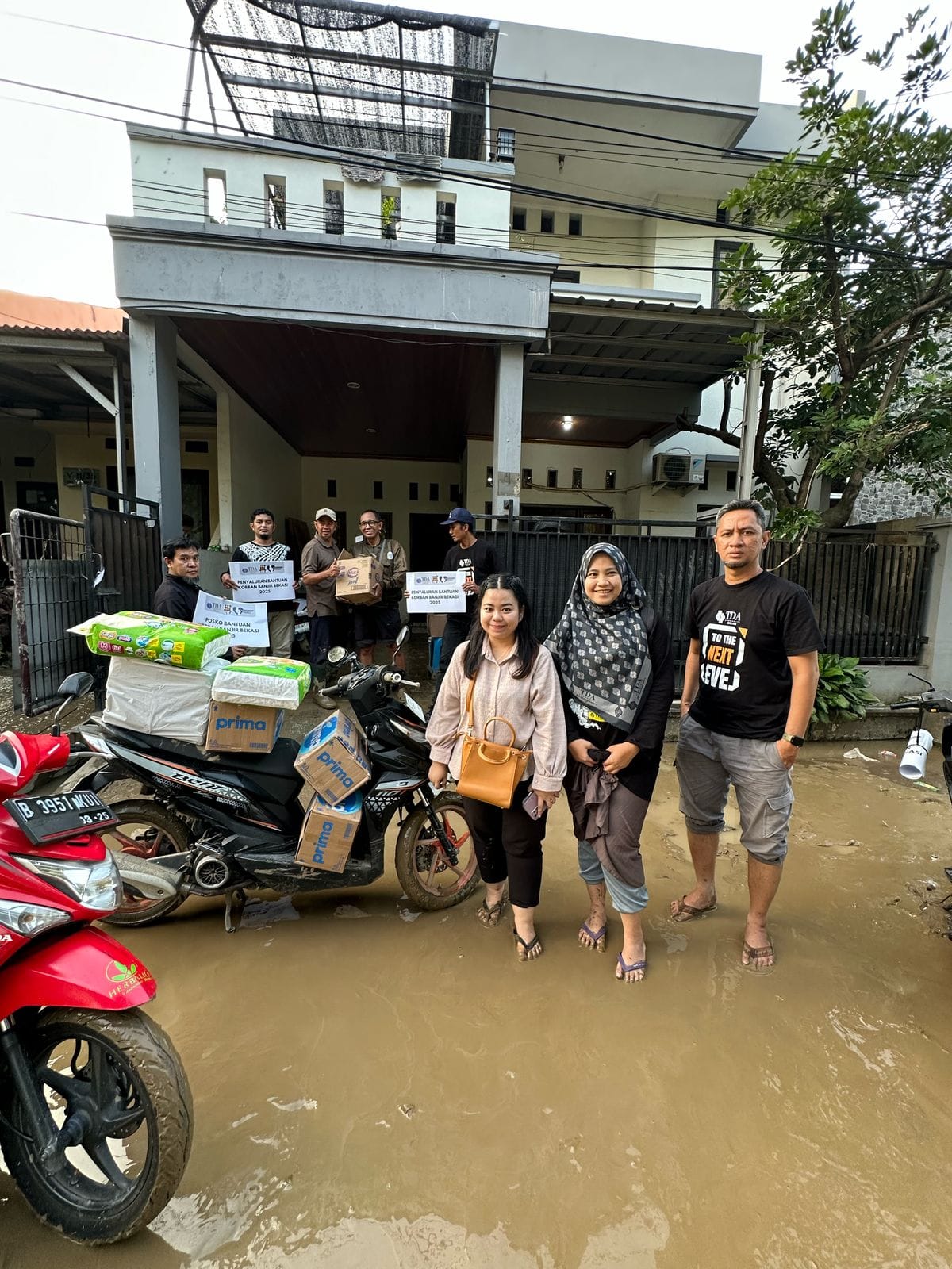 Penyaluran Donasi Korban Banjir Bekasi Bersama TDA Bekasi di Lokasi Terdampak Banjir Bekasi 3 donasi korban banjir bekasi