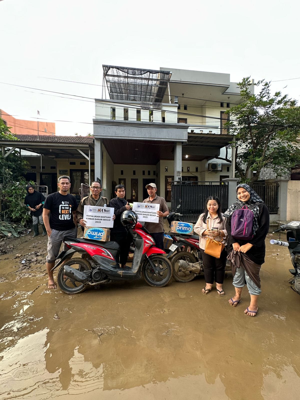 Penyaluran Donasi Korban Banjir Bekasi Bersama TDA Bekasi di Lokasi Terdampak Banjir Bekasi 1 Donasi Korban Banjir Bekasi