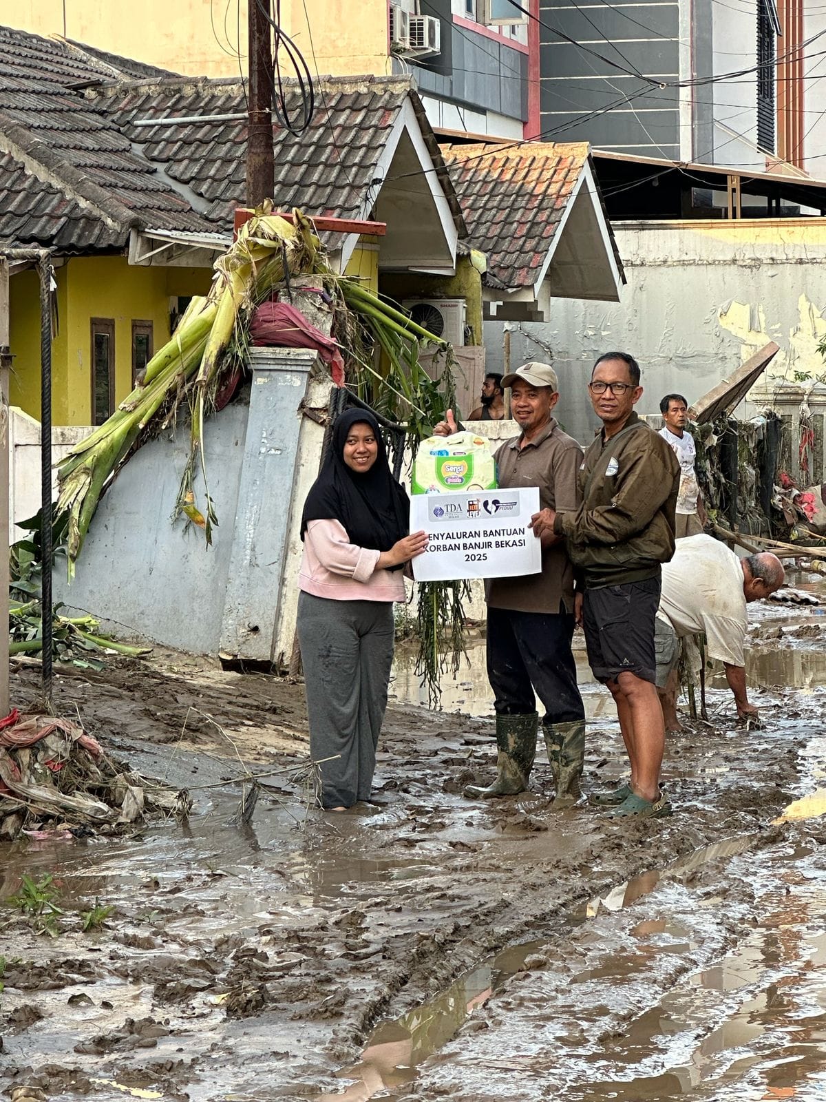 Penyaluran Donasi Korban Banjir Bekasi Bersama TDA Bekasi di Lokasi Terdampak Banjir Bekasi 11 donasi korban banjir bekasi