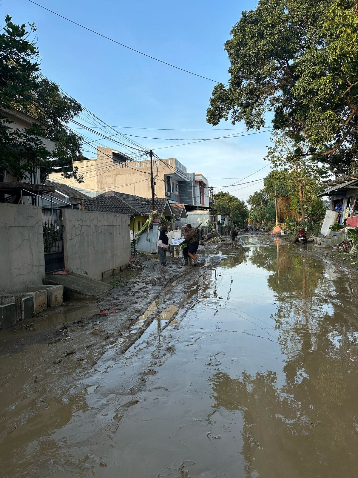 Penyaluran Donasi Korban Banjir Bekasi Bersama TDA Bekasi di Lokasi Terdampak Banjir Bekasi 12 donasi korban banjir bekasi