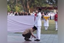 komisaris independen lucy