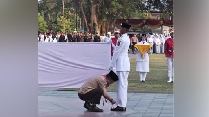 Wakil Bupati Kulon Progo Ikut Mengikat Tali Sepatu Paskibraka Saat Upacara HUT RI 1 Wakil Bupati Kulon Progo