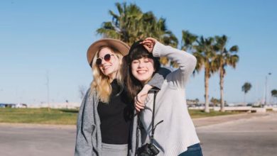 Orang yang Sering Dapat Teman Baru Saat Liburan Punya 10 Kebiasaan Unik Ini, Menurut Psikologi 3