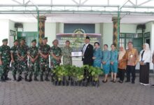 Dukung Dairi Asri, Kodim 0206 Serahkan 1.050 Bibit Kemiri 8 Bericuan