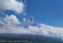 Gunung Semeru meletus