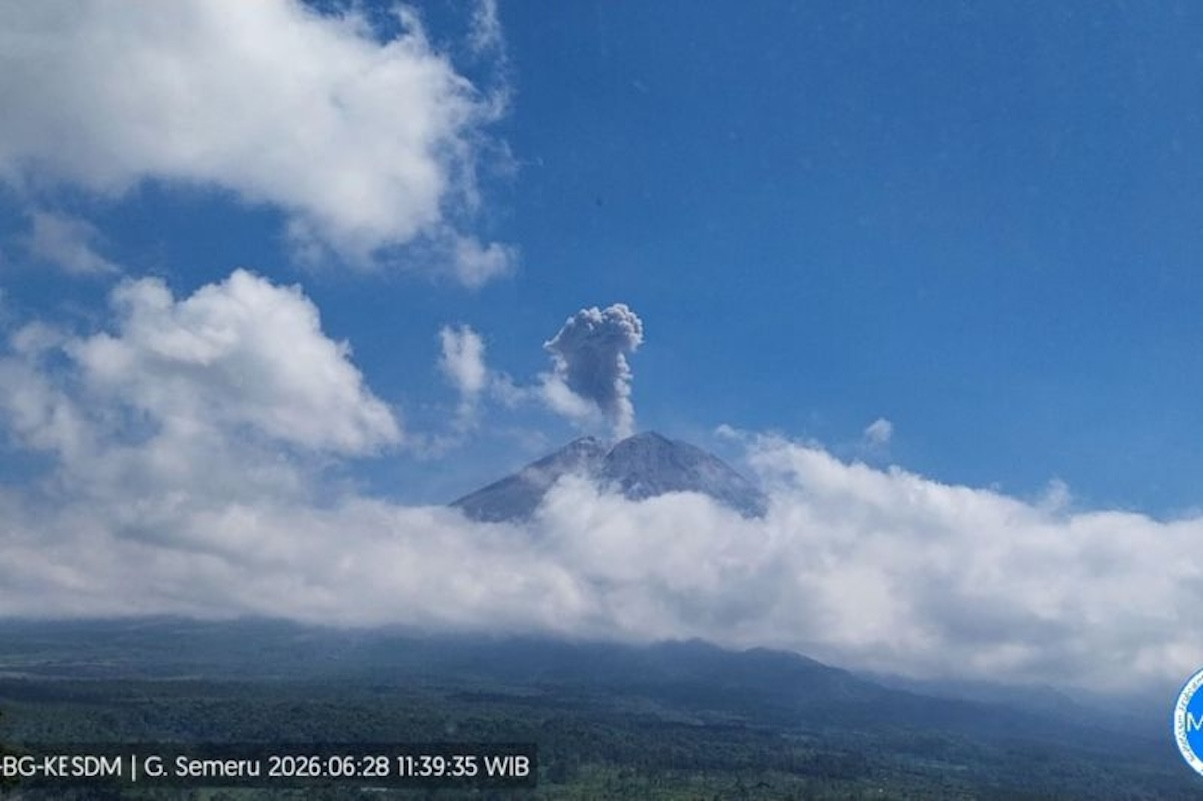 Gunung Semeru Meletus Lagi, Ketinggian Abu Capai 1.000 Meter 1 Gunung Semeru meletus
